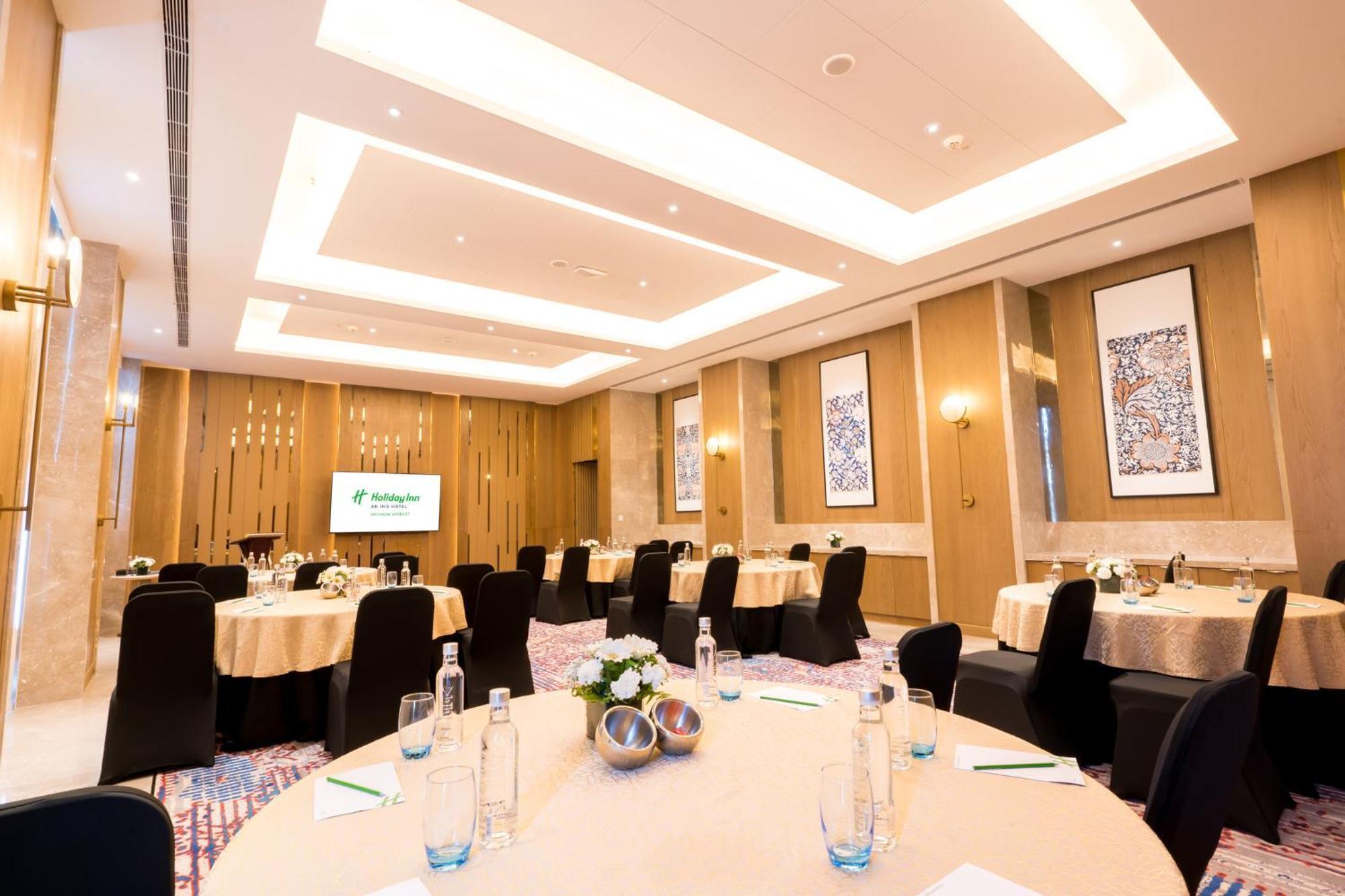 Holiday Inn Lucknow Airport By Ihg Exterior foto